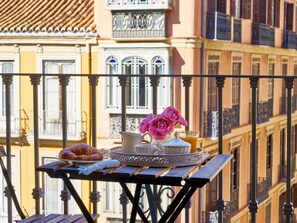 Outdoor dining - Central Málaga Apartment with Balcony, 2 Bedrooms & Modern Amenities (Málaga)