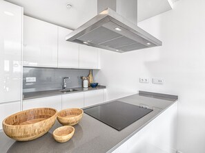 Fridge, oven, dishwasher, coffee/tea maker - Elegantly furnished apartment with pool, jacuzzi, spa, and garden in Fuengirola (Fuengirola)