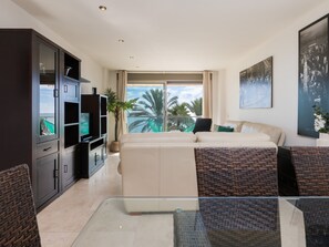 TV - Bright penthouse in Malaga with parking and air conditioning (Málaga)
