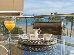 Outdoor dining - Bright penthouse in Malaga with parking and air conditioning (Málaga)