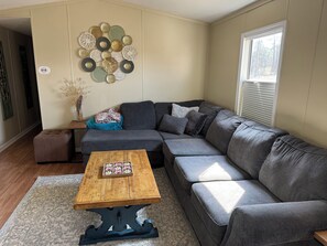 Smart TV - Lovely 3-bedroom 2 Full Bathroom Farm experience in Sparta GA (Sparta)