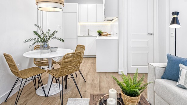 A modern, well-lit apartment with a dining area, kitchen, and living space. - Bright apartment in Málaga (Málaga)