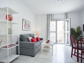 TV - Exclusive 2-Bedroom Apartment in Central Málaga with Market View (Málaga)