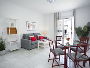 TV - Exclusive 2-Bedroom Apartment in Central Málaga with Market View (Málaga)