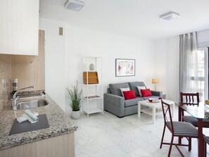 TV - Exclusive 2-Bedroom Apartment in Central Málaga with Market View (Málaga)