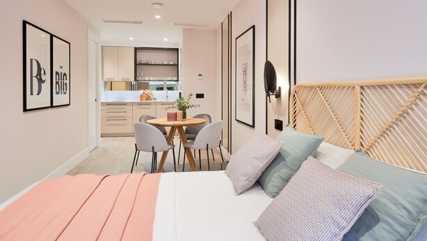 A modern bedroom with a bed, pillows, a bedside table, and a headboard. - Comfortable studio in La Malagueta with air conditioning and WiFi, near Malaga port (Málaga)