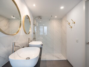 Hair dryer - Elegant 3BR Apartment in Central Málaga with Terrace, WiFi, and Air Conditioning (Málaga)