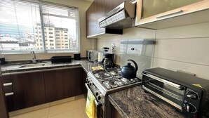 Una cucina moderna con piano cottura a gas, tostapane e macchina da caffè.