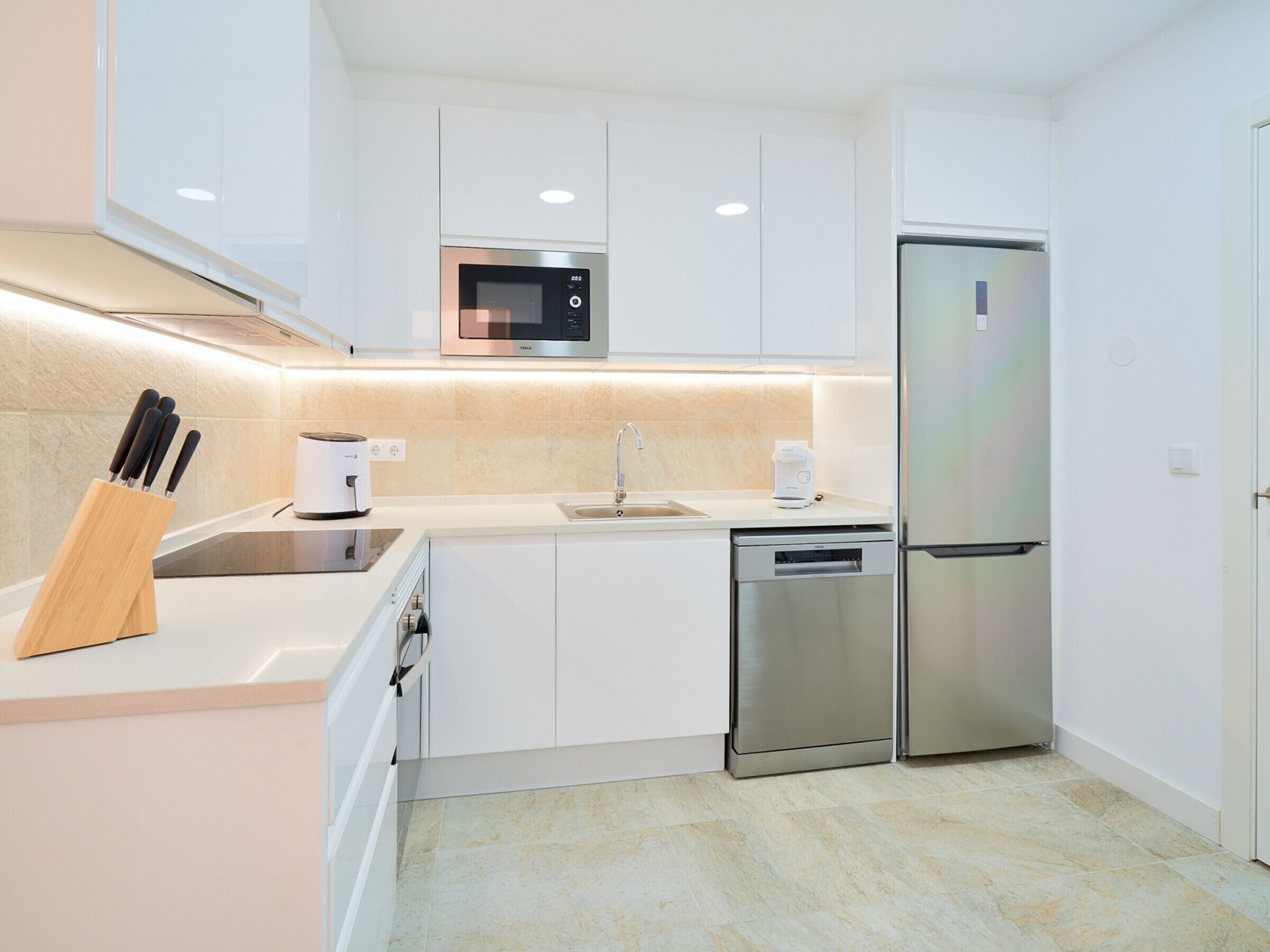 Refrigerador, microondas, horno y lavavajillas 