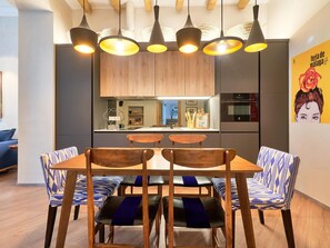 Dining - Elegant Apartment with Balcony in the Heart of Malaga, Modern Amenities, Sleeps 5 (Málaga)