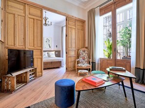 2 bedrooms, free WiFi - Elegant Apartment with Balcony in the Heart of Malaga, Modern Amenities, Sleeps 5 (Málaga)