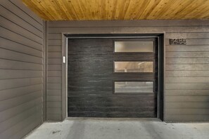 Interior - Denali Views & Cook Inlet Waterfront - Modern 2BR Townhome in Anchorage (Anchorage)