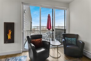 Interior - Denali Views & Cook Inlet Waterfront - Modern 2BR Townhome in Anchorage (Anchorage)