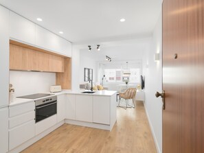 Fridge, oven, dishwasher, coffee/tea maker - Modern Apartment with Pool, WiFi, A/C - Family-Friendly Oasis in Benalmádena (Benalmádena)