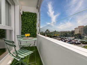 Outdoor dining - Modern Apartment with Pool, WiFi, A/C - Family-Friendly Oasis in Benalmádena (Benalmádena)