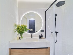 Hair dryer - Charming 2-Bed Apartment with Parking, Near Beach in Torremolinos (Torremolinos)