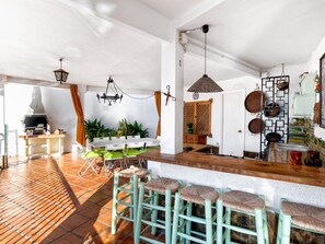 Outdoor dining - Luxury villa with pool and garden, 1km from beach - sleeps 12 (Málaga)