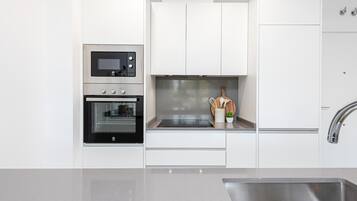 Een koelkast, een magnetron, een oven, een koffiezetapparaat/waterkoker