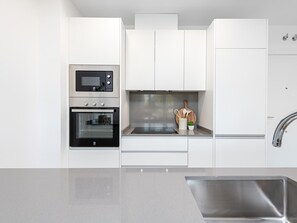 Een koelkast, een magnetron, een oven, een koffiezetapparaat/waterkoker