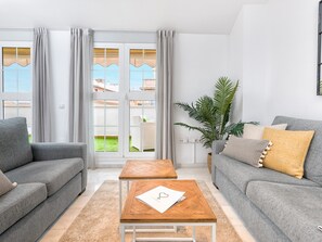 TV - Elegant 3-bedroom penthouse, aircon, WiFi, lively area Málaga (Málaga)