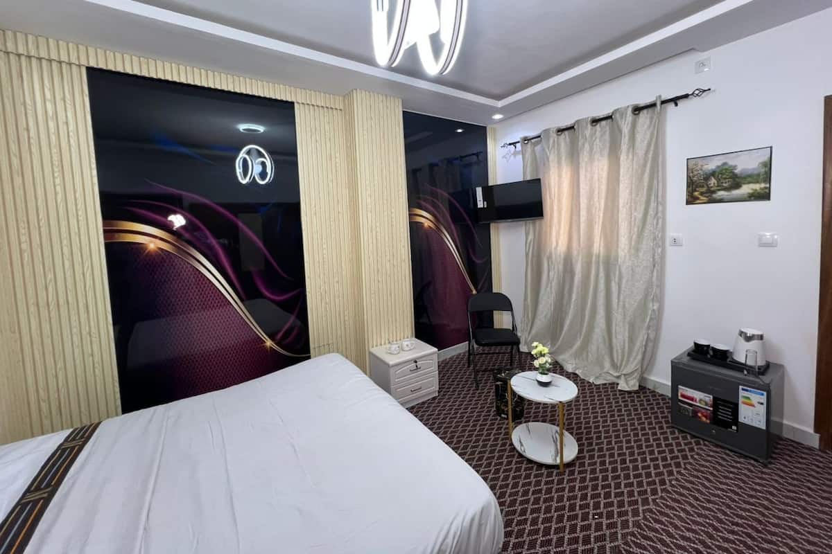 Työpöytä, pimennysverhot, äänieristys, ilmainen Wi-Fi