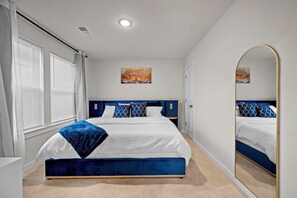 4 bedrooms, desk, iron/ironing board, travel cot - Luxury Summerville Retreat, Kings Rooms, Bunks, Workspace, Sleeps 10 (Summerville)