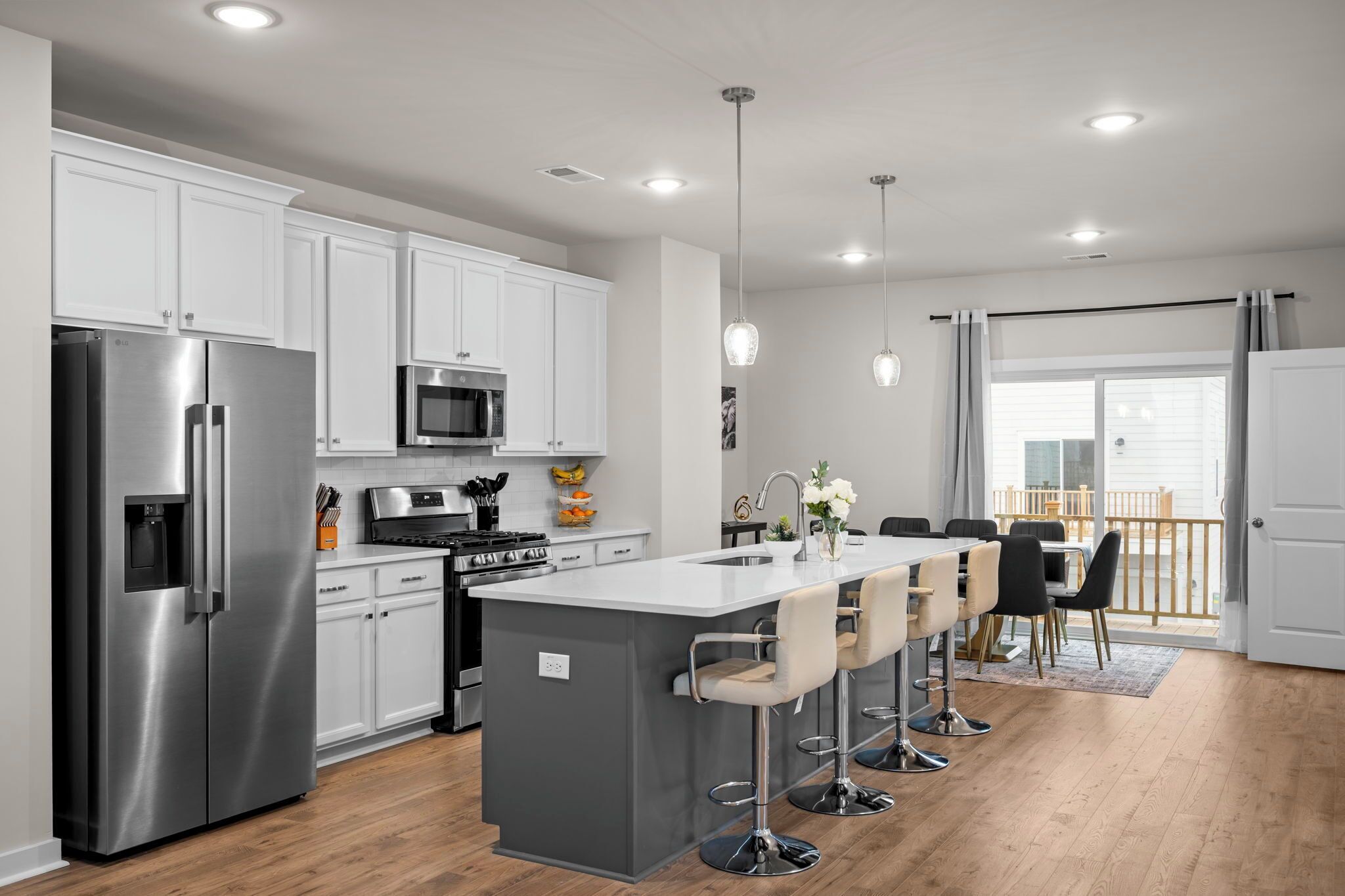 Jääkaappi, mikroaaltouuni, uuni, liesi