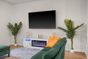 Een smart-tv, een open haard en een computerscherm