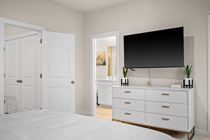 4 slaapkamers, een bureau, een strijkplank/strijkijzer, reisbedje