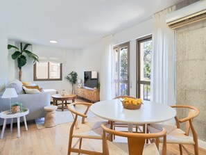 Dining - Central Málaga Apartment with 2 Bedrooms, Modern Amenities, and Parking (Málaga)