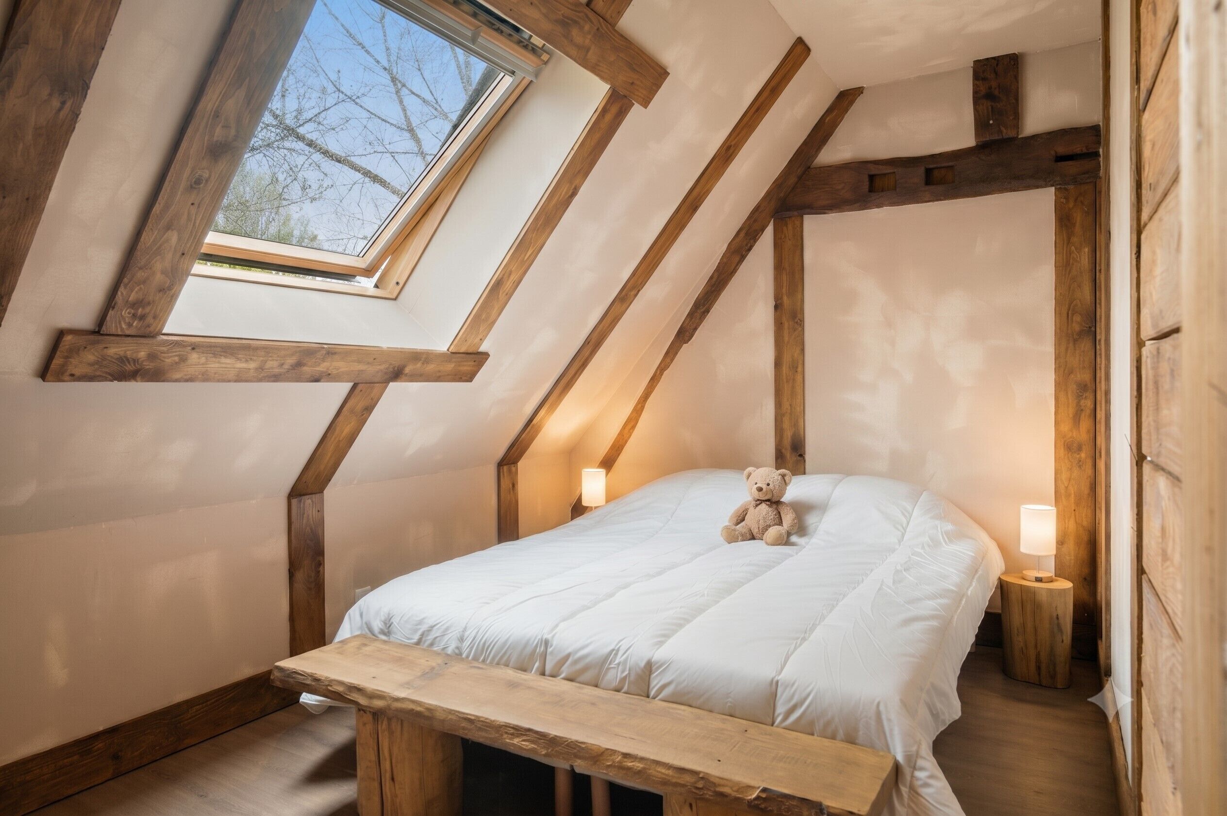 6 bedrooms, iron/ironing board, internet, bed sheets