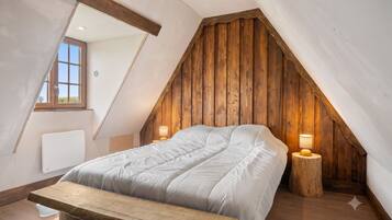 6 bedrooms, iron/ironing board, Internet, bed sheets
