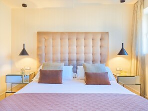 2 bedrooms, free WiFi - Chic apartment in central Malaga, 1 br, 2 bath, AC, WiFi, parking (Málaga)
