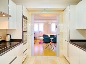 Fridge, microwave, oven, dishwasher - Chic apartment in central Malaga, 1 br, 2 bath, AC, WiFi, parking (Málaga)