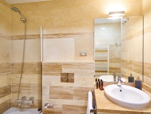 Hair dryer - Chic apartment in central Malaga, 1 br, 2 bath, AC, WiFi, parking (Málaga)