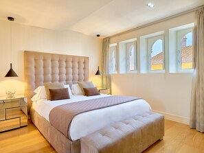 2 bedrooms, free WiFi - Chic apartment in central Malaga, 1 br, 2 bath, AC, WiFi, parking (Málaga)