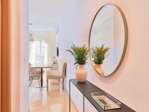 Interior - Charming Studio with French Balcony in Upper Málaga, Close to Downtown (Málaga)