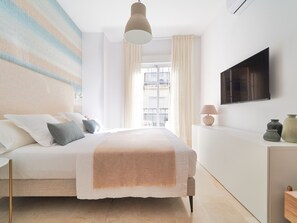 Free WiFi - Charming Studio with French Balcony in Upper Málaga, Close to Downtown (Málaga)