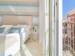 Free WiFi - Charming Studio with French Balcony in Upper Málaga, Close to Downtown (Málaga)