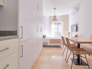 Interior - Charming Studio with French Balcony in Upper Málaga, Close to Downtown (Málaga)
