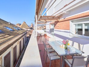 Outdoor dining - Charming Historic Center Apt with Panoramic Terrace in Málaga (Málaga)