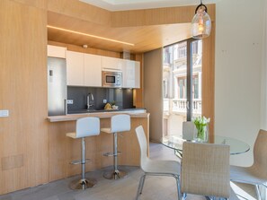 Fridge, microwave, dishwasher, coffee/tea maker - Elegant 2-Bedroom Apartment in Central Málaga Near Top Attractions (Málaga)