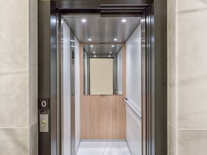 Interior - Elegant 2-Bedroom Apartment in Central Málaga Near Top Attractions (Málaga)