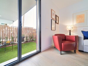 TV - Modern Apartment with Terrace and Parking in Upper Málaga (Málaga)