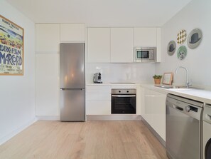 Kühlschrank, Mikrowelle, Ofen, Geschirrspüler