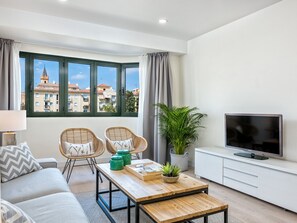 TV - Elegant 3-Bed Apt by Guadalmedina, Comfort & Style, Near Historic Center (Málaga)
