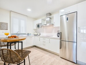 Fridge, microwave, dishwasher, coffee/tea maker - Elegant 3-Bed Apt by Guadalmedina, Comfort & Style, Near Historic Center (Málaga)