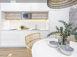 Fridge, microwave, coffee/tea maker - Modern Apartment with 2 Bedrooms, Elevator, Near Alcazaba - Málaga (Málaga)