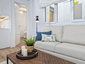TV - Modern Apartment near Alcazaba with AC, WiFi, and Full Kitchen in Málaga. (Málaga)