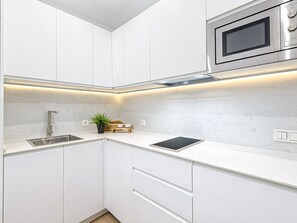 Fridge, microwave, coffee/tea maker - Modern Apartment near Alcazaba with AC, WiFi, and Full Kitchen in Málaga. (Málaga)
